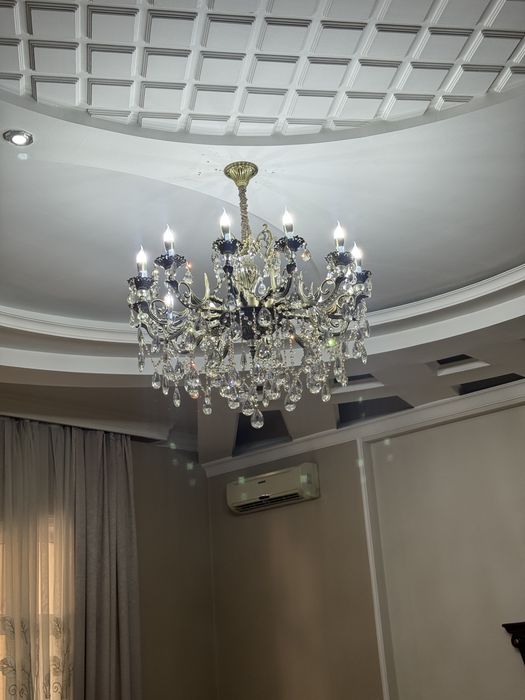 2 люстры одна большая 12 лампочек, а друггая 6 рожковое люстра