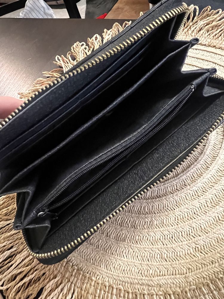 Дамски портфейли черно от естествена кожа и оригинално на Michael Kors
