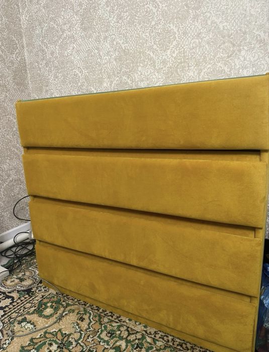 Стильный комод с велюровой обивкой срочно продам