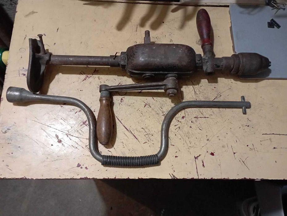 Ръчна бормашина и манивел