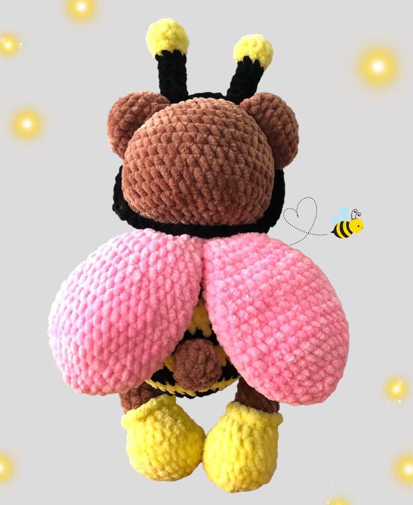 Плетена играчка мече с костюм на пчелика