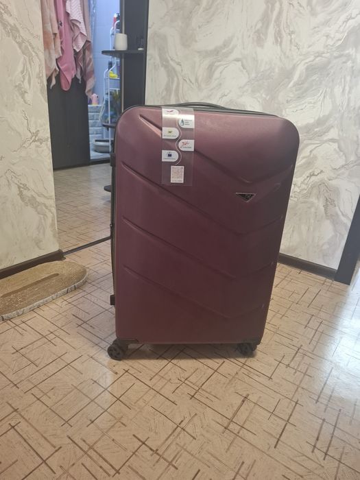 Продам новый чемодан