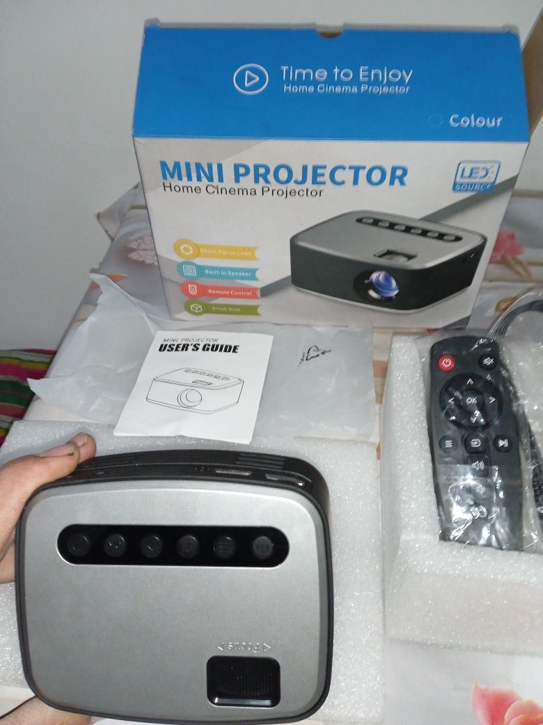 Mini projector sotiladi yangi