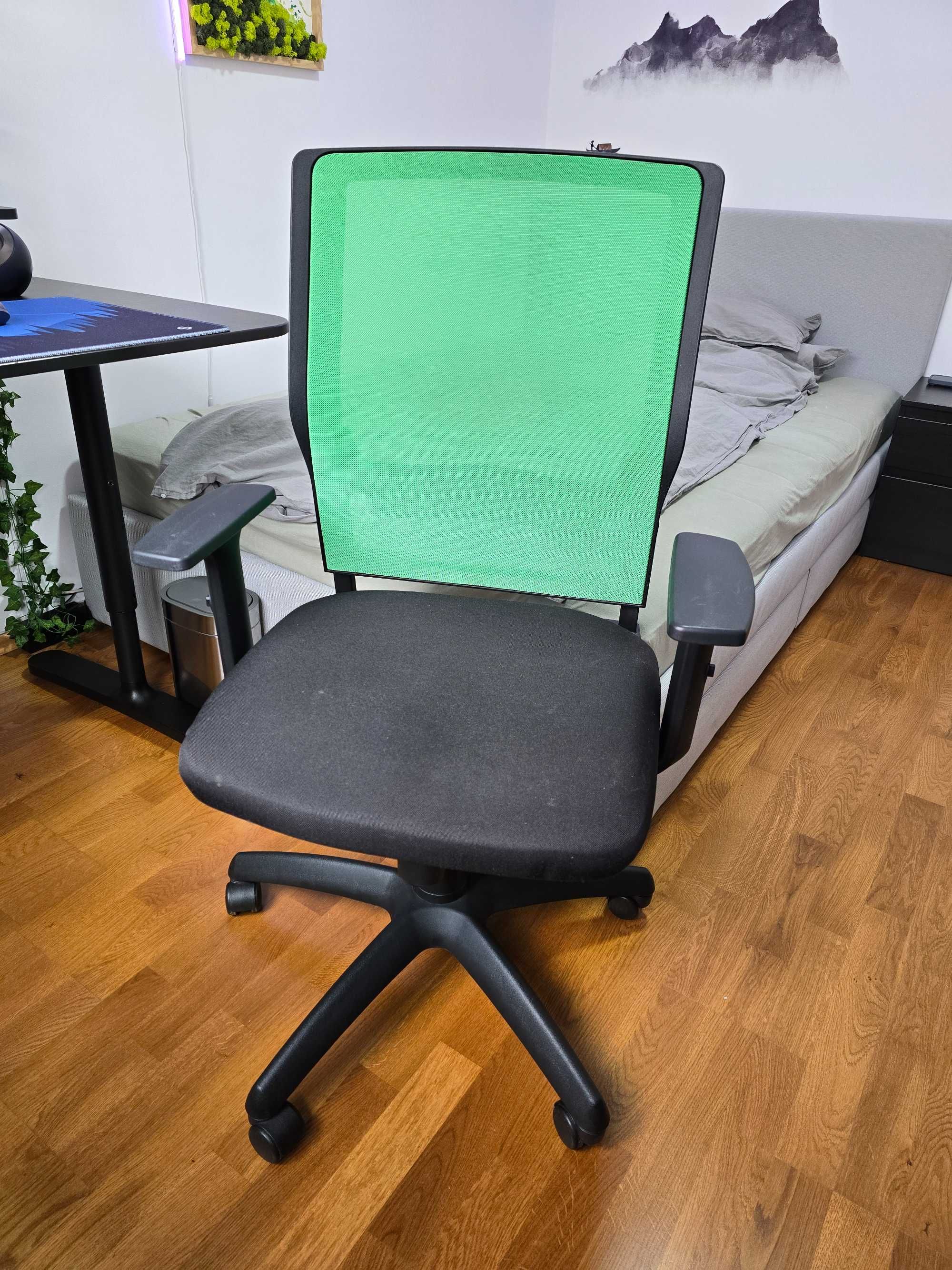 Scaun ergonomic TrafficChairs axxe.mesh verde.