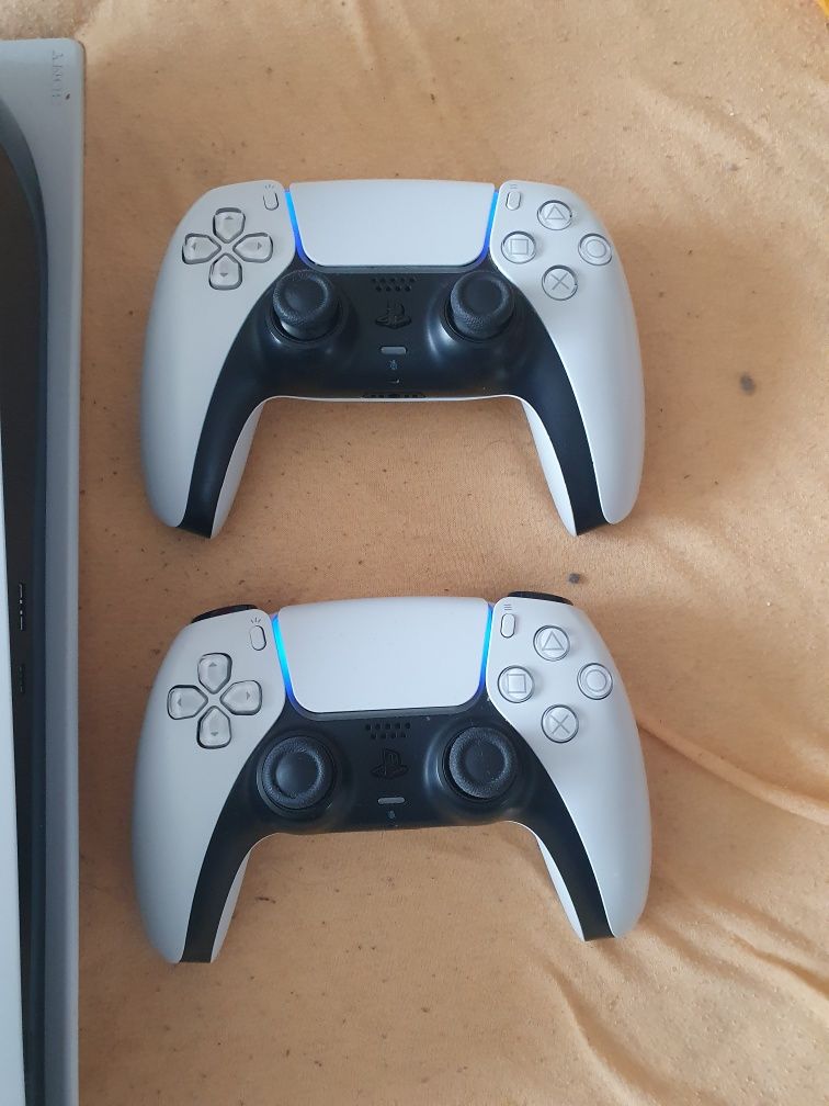 Vand playstation 5 cu 2 telecomenzi si 2 jocuri.