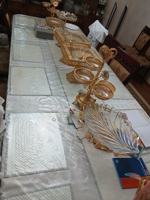 Мебели: стол,стулья,кухонный гарнутуры,тумбочка,камод с горкой