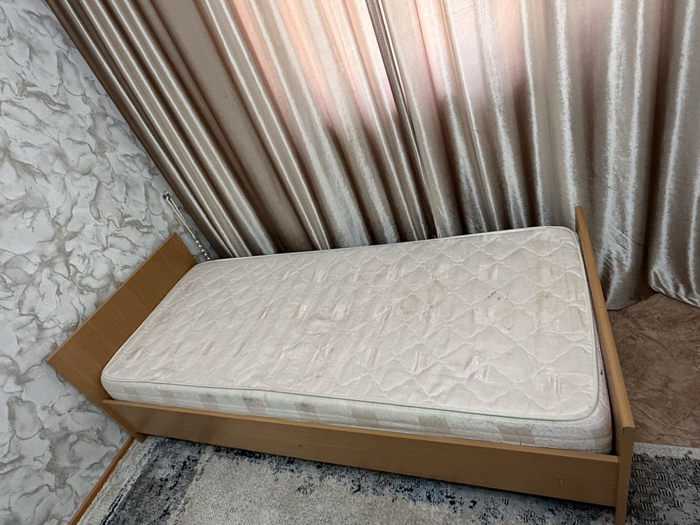 Кровать с матрасом