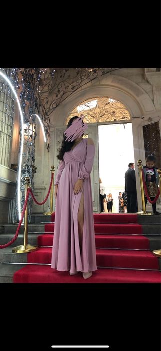 Платье в пол с вырезом