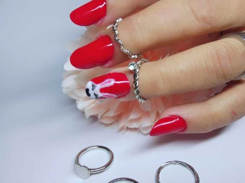 Realizez unghii cu gel