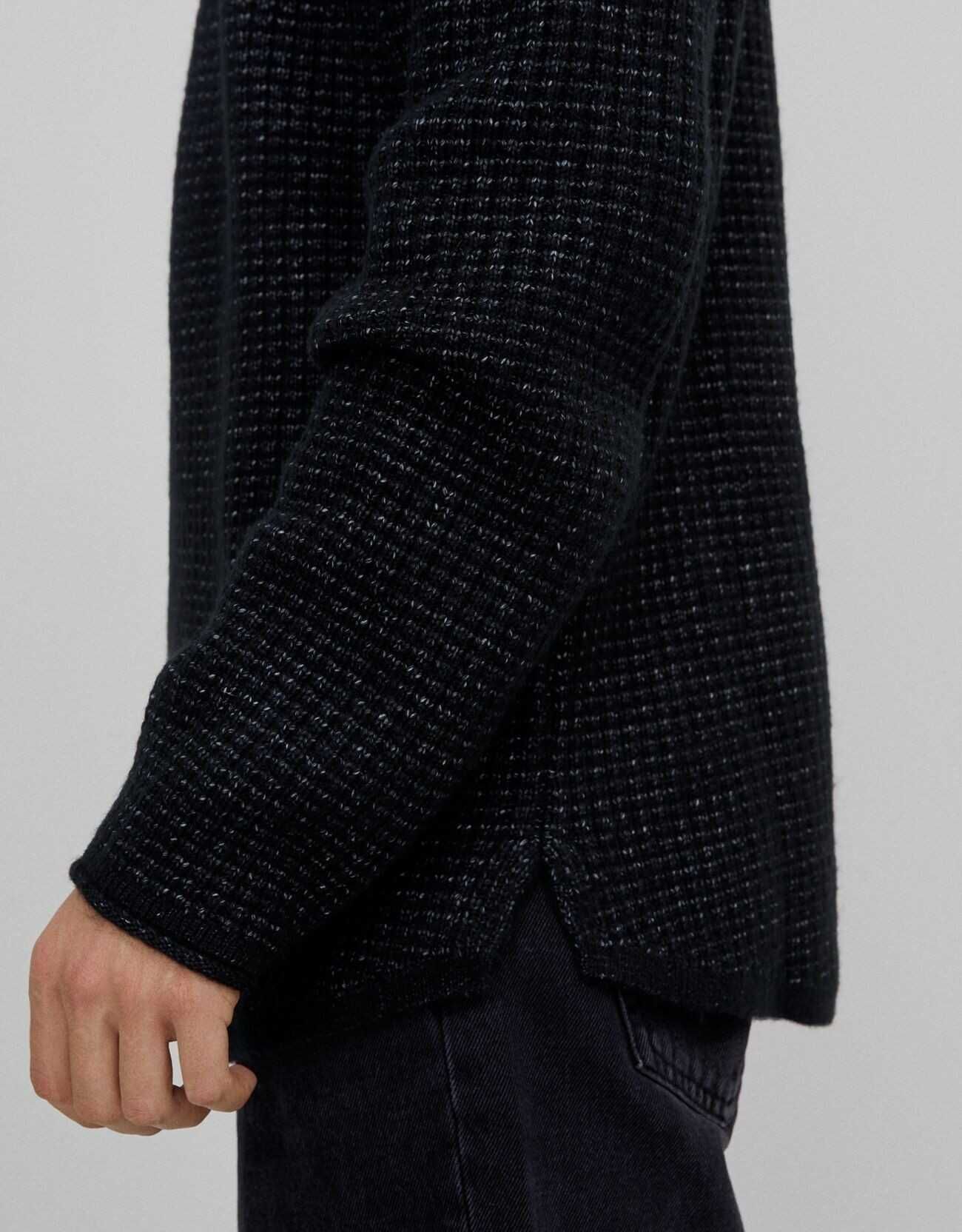 Мъжки пуловер с карирана текстура и обло деколте Bershka, Черен, XL