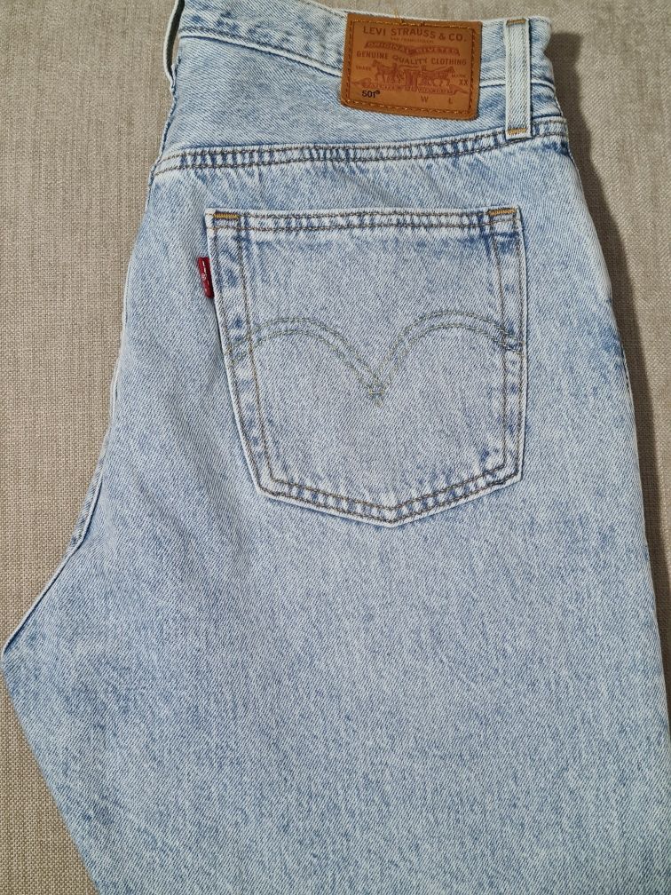 Vând blugi Levi's jeans albastru deschis