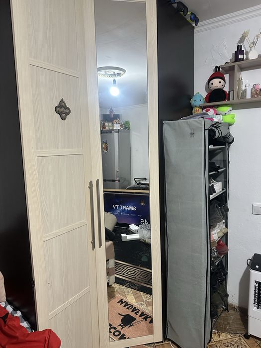 Шкаф угловой ,очень вместительный