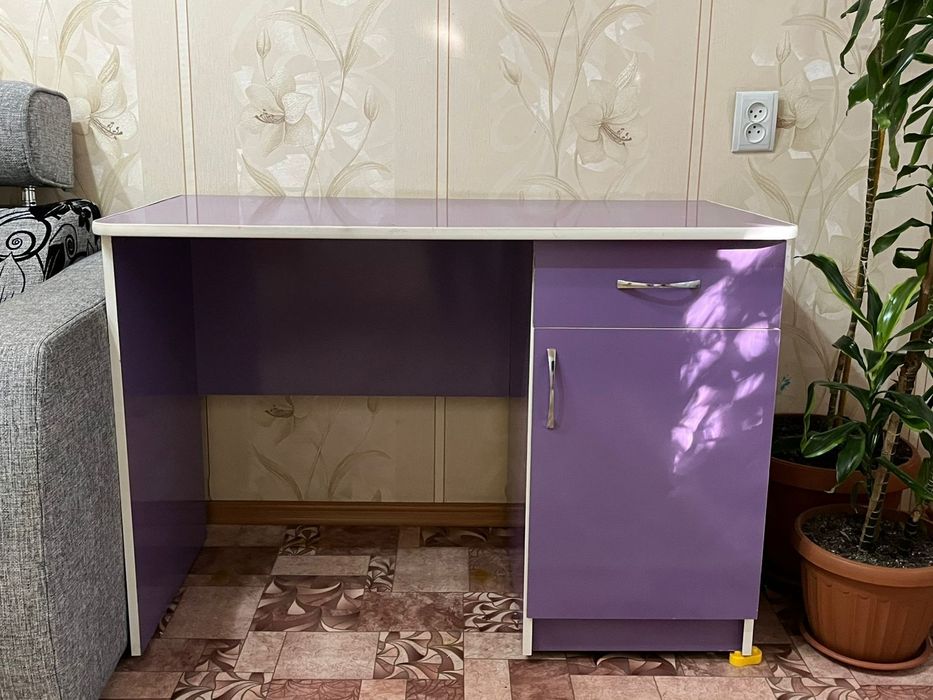 продам стол детский