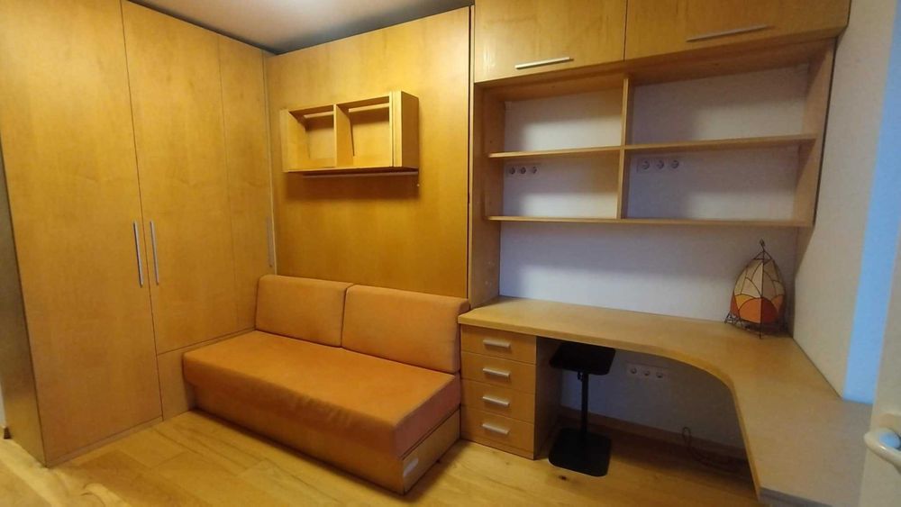 Падащо легло, гардероб, бюро и диван – перфектно за малки стаи