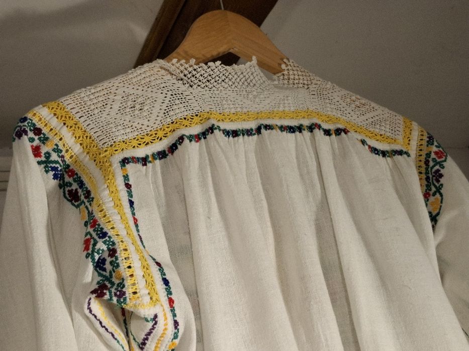 Ie și poale costum popular