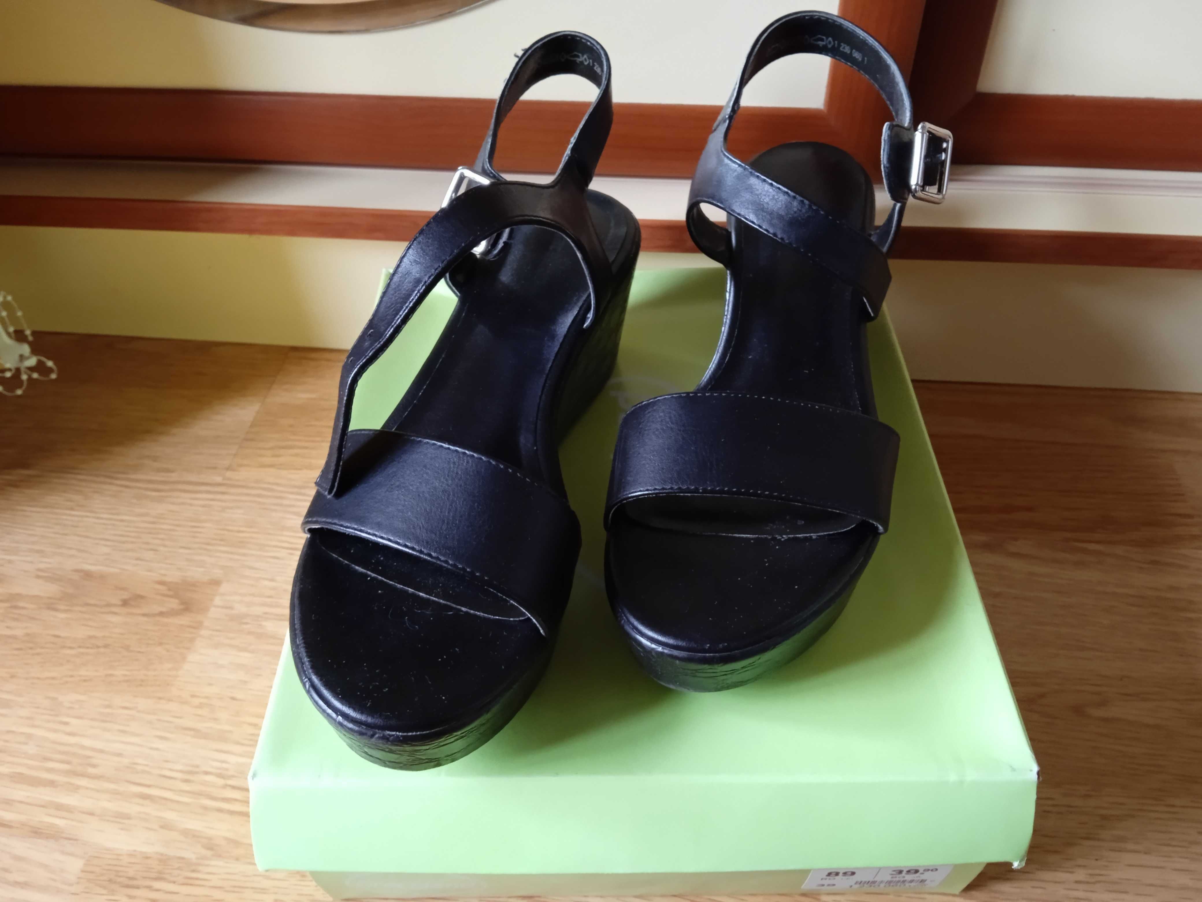 Запазени летни сандалети на платформа