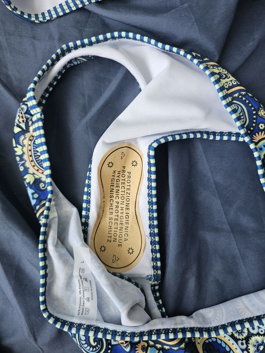 Costum de baie nou, L