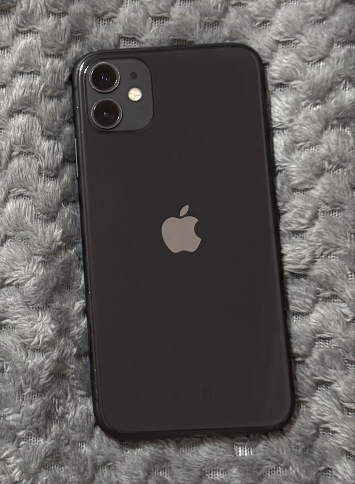iPhone 11 – 64GB, работещ, с козметични забележки