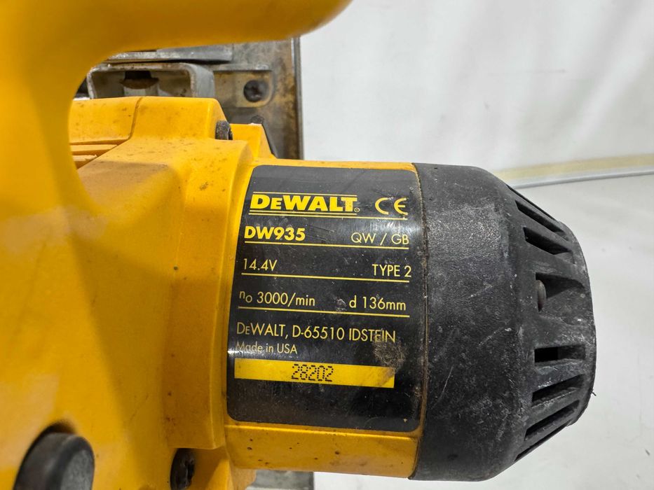 Ръчен циркуляр - Dewalt 14.4 V / 136 мм