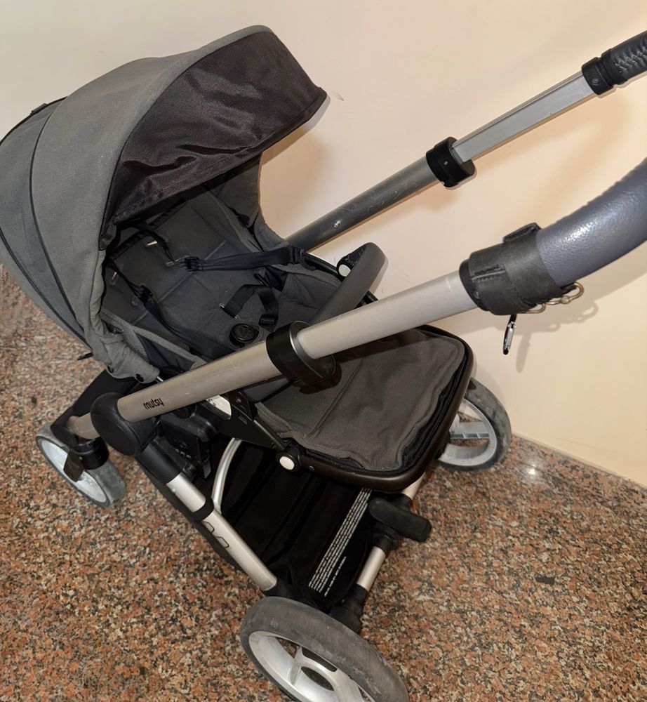 Продавам бебешла количка Mutsy Evo Bold Deep Grey летен и зимен кош