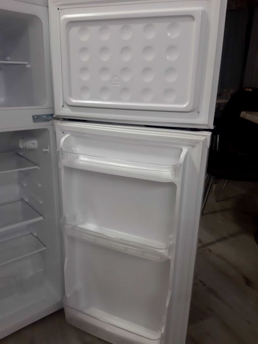 Хладилник с горна камера CROWN DF-130W
