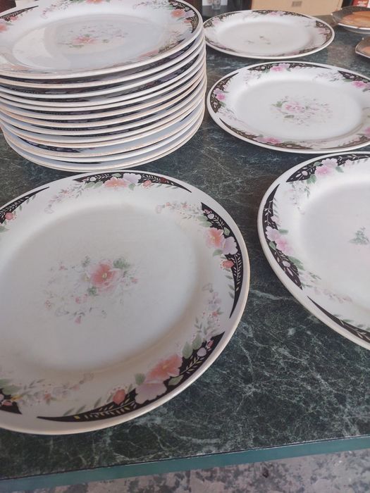 Продам тарелки большие для вторых блюд.