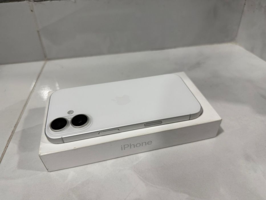 Iphone 16 / Alb / Ecran Fisurat/ 128Gb / 100% baterie