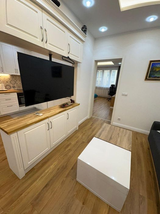 Дава се под наем Тристаен апартамент в София, Център - 90 кв.м за 1500 € - Снимка #2