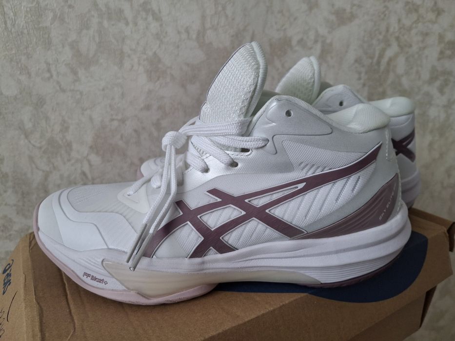 Продам кроссовки Asics, новые