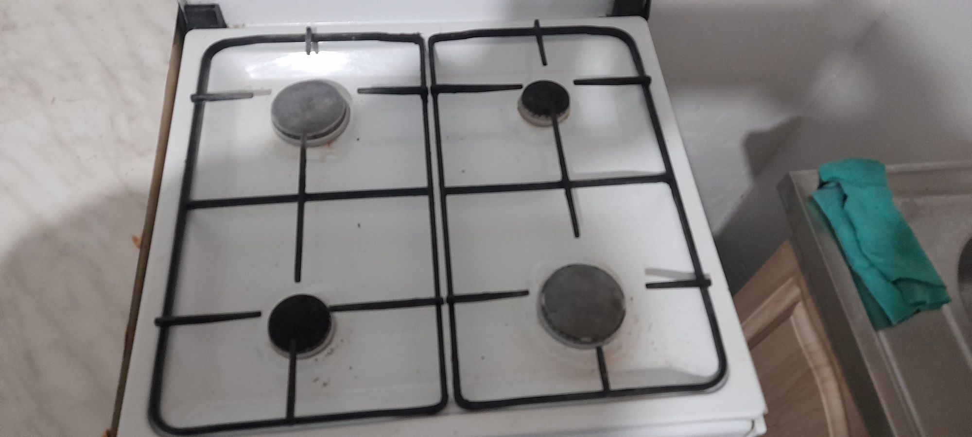 Газ,духовка работает!Белого цвета!