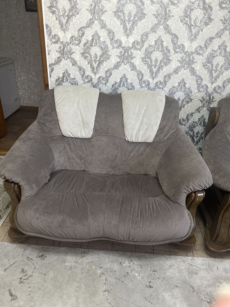 Продам диван креслр
