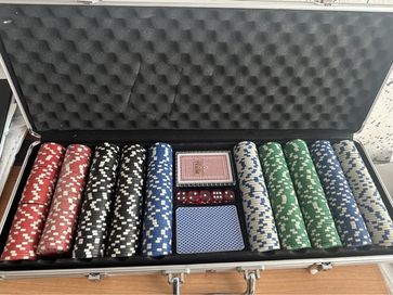 Куфарче за покер с чипове и карти