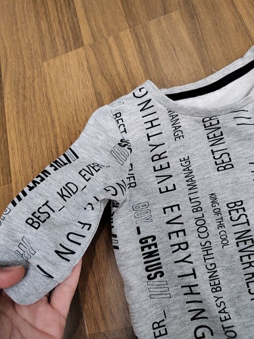 Pulover gros gri cu imprimeu bebe