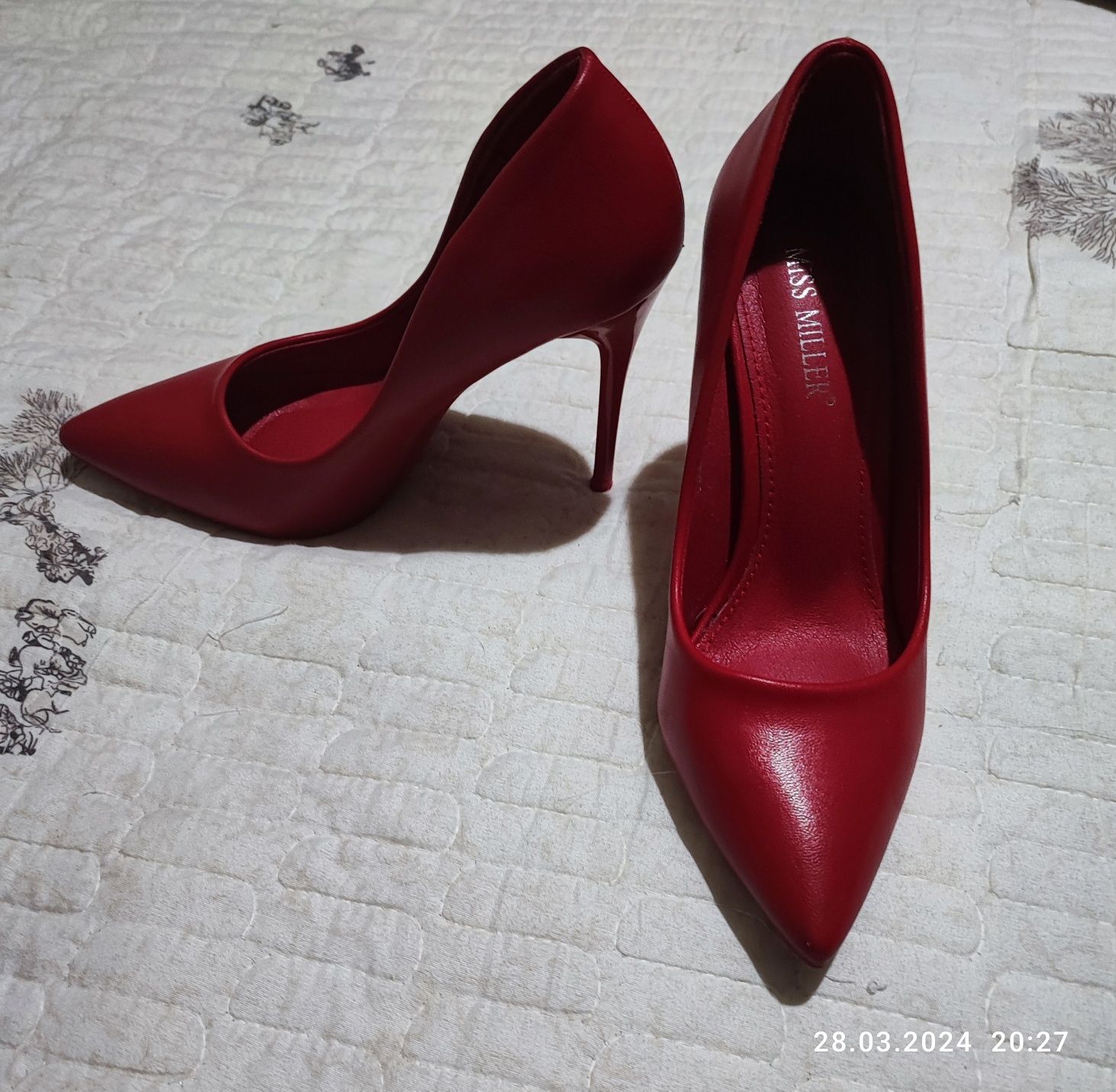 Женские туфли (красные)