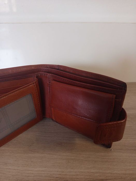 Продавам портфейл от естествена кожа ATR