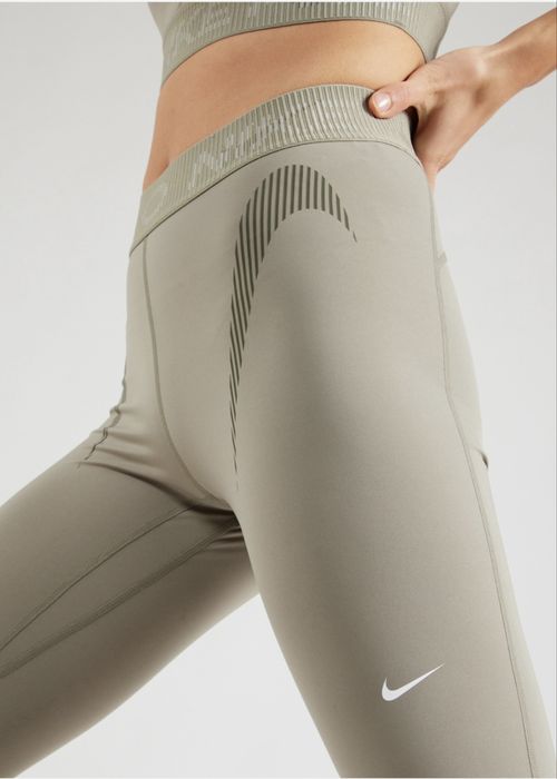 Дамски спортен топ Nike