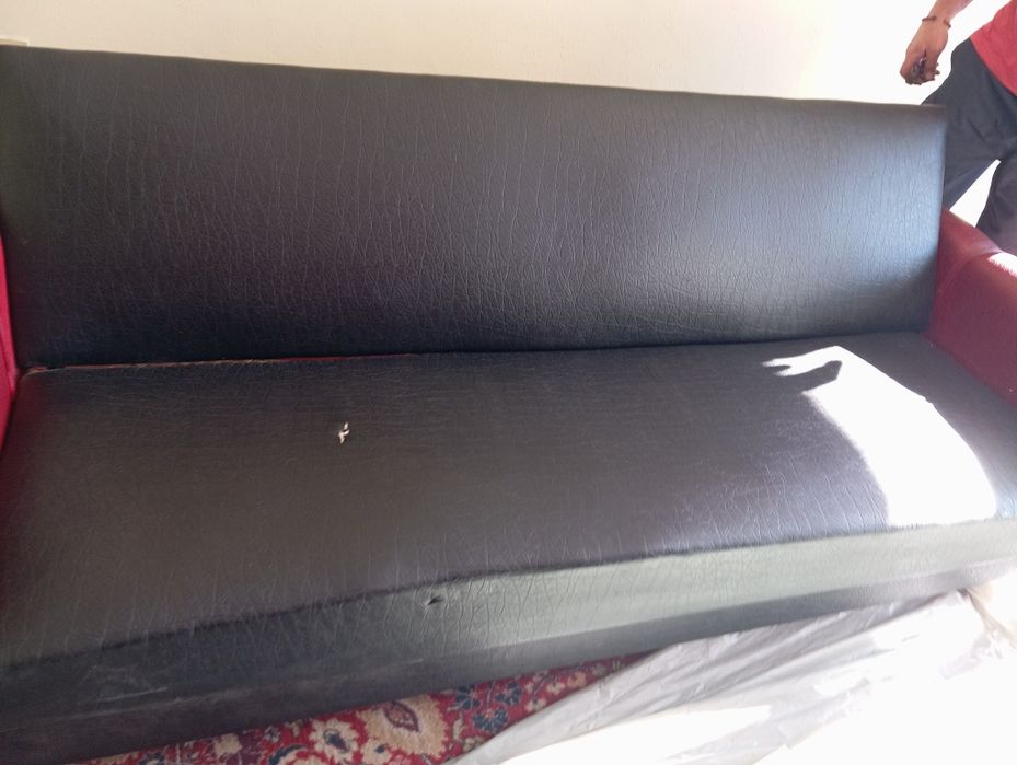 Диван за хол,2броя фотьойли и две табуретки с колелца