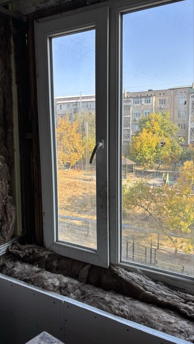 Продаю пластиковое окно гсотиной и кухни В среднем состоянии.