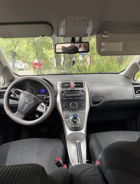 Vând Toyota Auris hybrid 2011