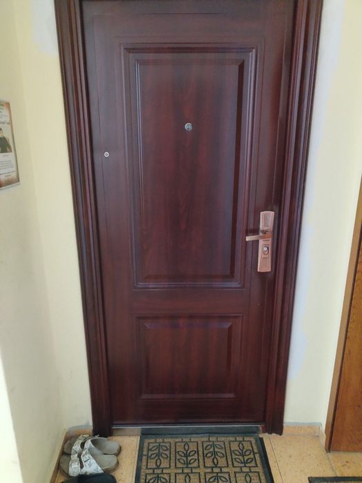 МЕТАЛНА ВРАТА 90Х197 СМ. Тъмно кафява.