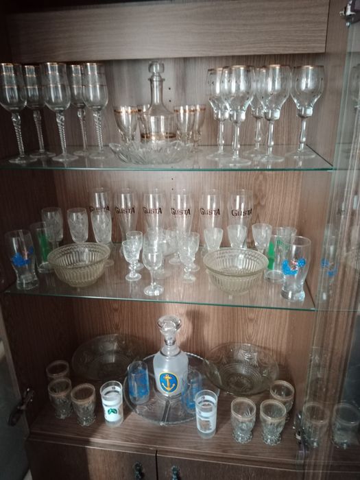 Сервант с посудой