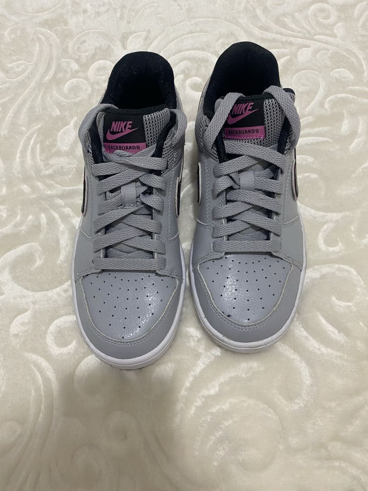 Puma и Nike обувки
