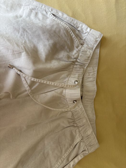 Продавам бели дънки и панталон