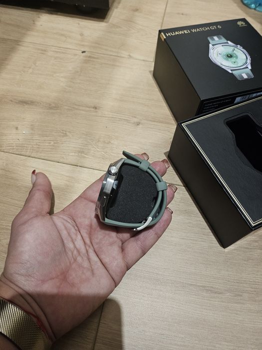 Часовник huawei.