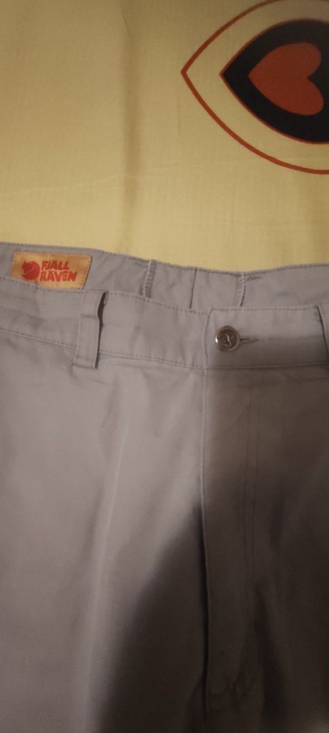 Vând pantaloni fjallraven