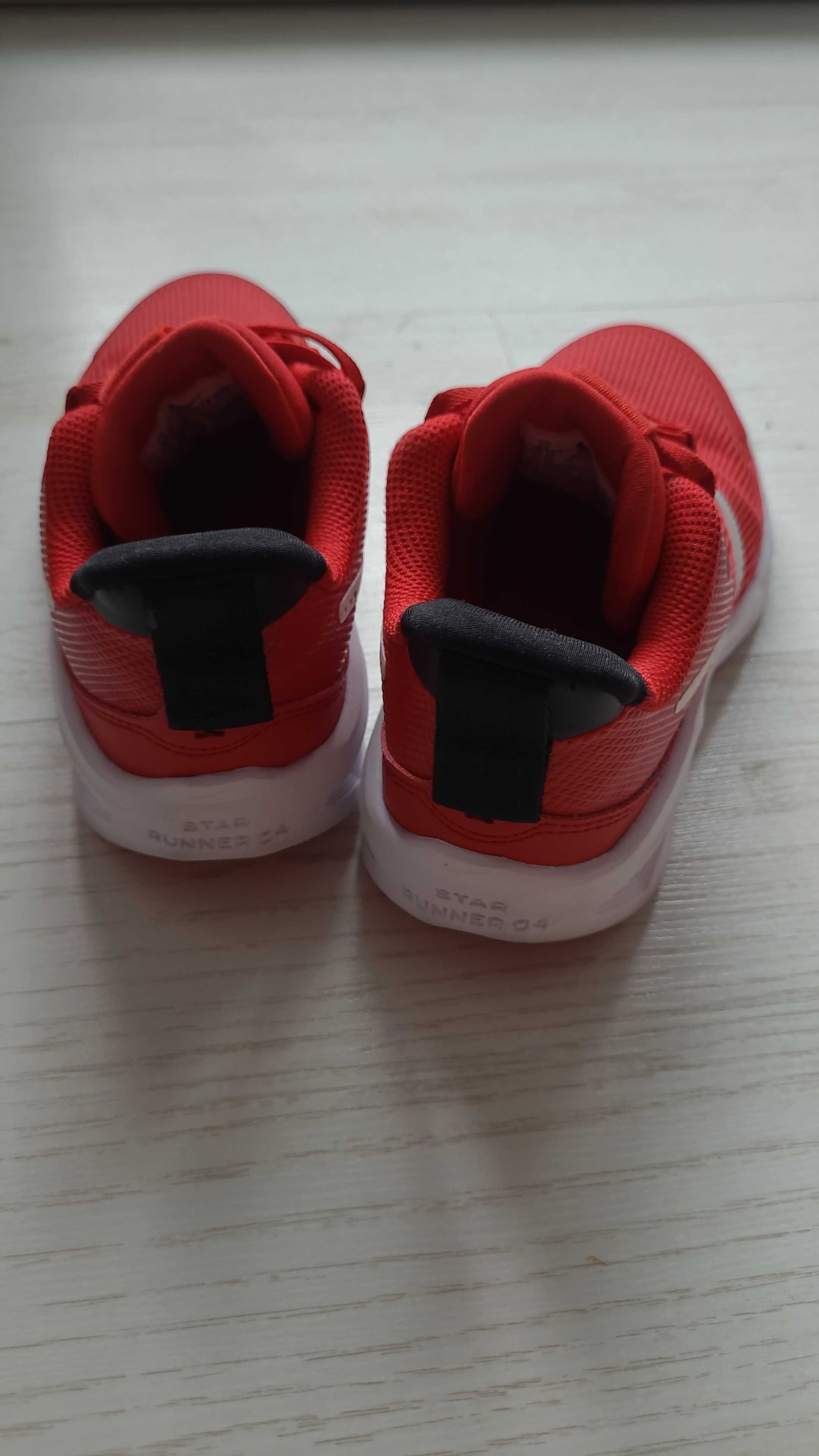 Pantofi sport Nike rosu + alb,  marime EU32, stare foarte buna