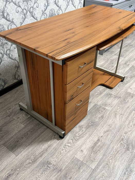 стол компьтерный/письменный