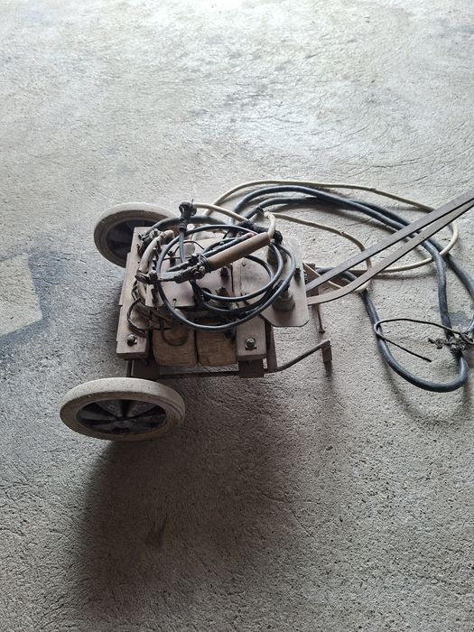 Aparat de sudură cu funcție de încărcat baterii auto