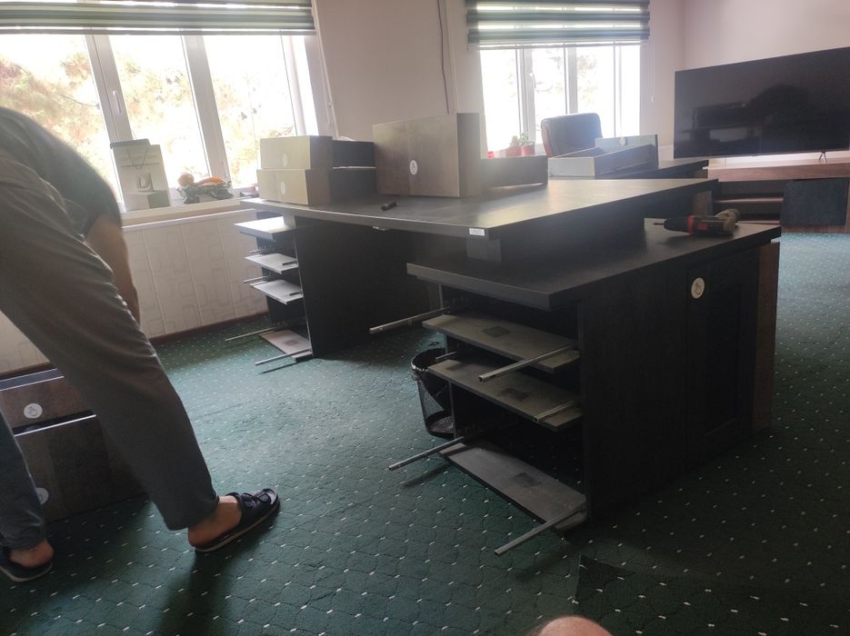 Mebil ustasi mebil yig'ish