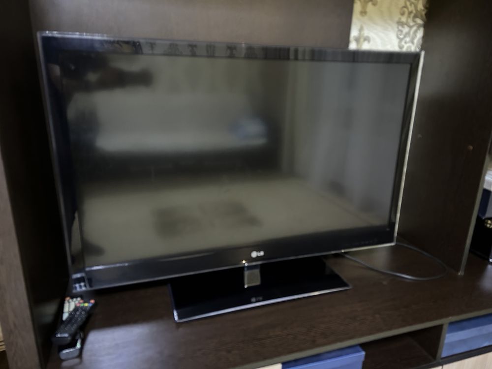Телевизор LG 107см